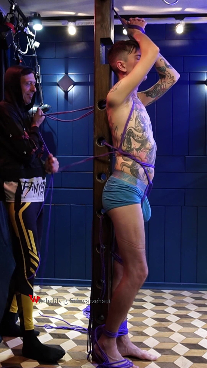 Wanheldvig: Nicky ध्रुव दुर्दंड बंधन पर कामुक