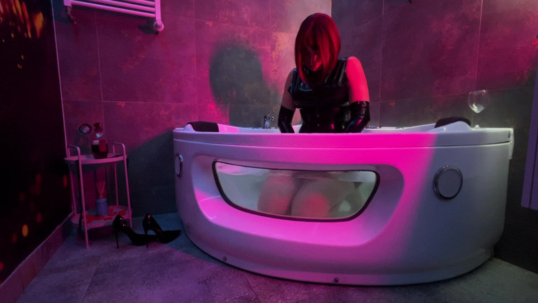 Dominatrix Miss Patricia Stark: Mistress' Taking a Bath in Latex and Boots