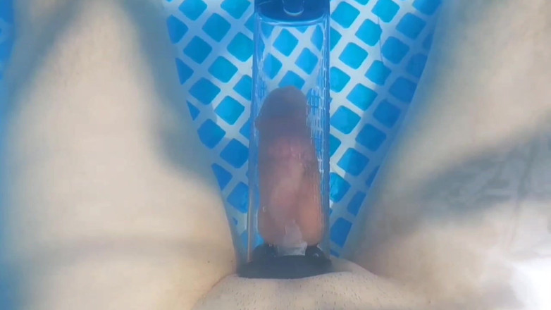 Kitty_Cross: Freche sissy bückt sich sanft im seidigen outfit