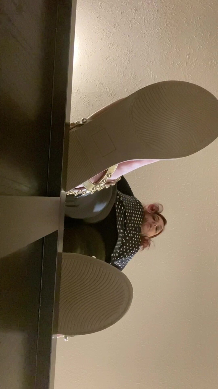 BellaBlast: Звисає з виступу - ця товстушка топить твої пальці, щоб ви впали?