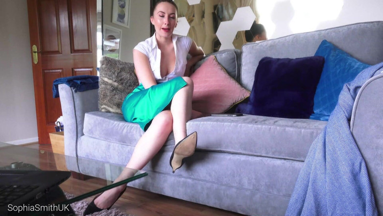 SophiaSmithUK: Selingkuh menggoda kaki telanjang sepatu