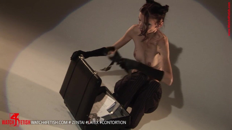 Giant Fem: Sexy Nude Shots in the Studio