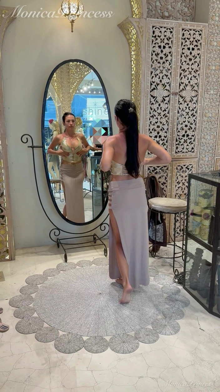 Princess Monica: सेक्सी बालिनी कपड़े बुटीक में आजमाएं
