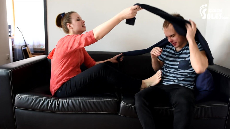 Czech Soles - foot fetish content: Adora farsi adorare i suoi grandi piedi!
