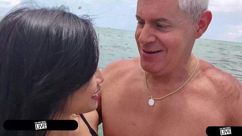 Immoral Live: 섹시한 금발과 몸집이 작은 아시아인을 따먹는 거대한 링을 사용하는 Porno Dan - 부도덕 라이브 4K