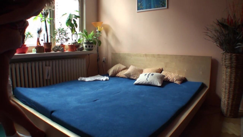 Muschi movie official: Sexo en el dormitorio, lamiendo coño en la posición 69, semen...