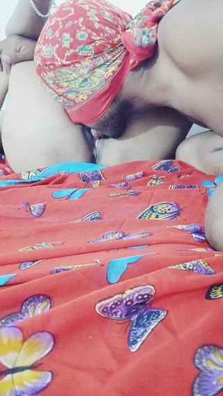 Mrbunty98: Hintli kadın evde amını yalarken tanıştığımda göğüslerini emiyor