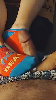 Labă Mică Sexy Cu Picioarele - Labă Cu Sockjob Roz Și Albastru - Spermă Pe Șosete