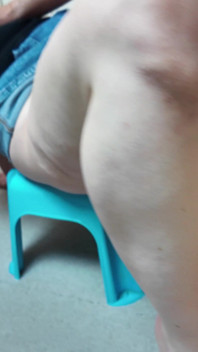 El famoso actor de juguete me llevó a la choza de madera y me puso el semen en mi boca