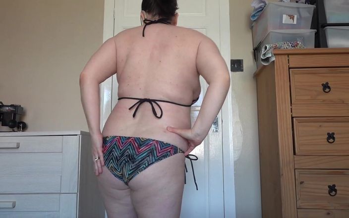 Littlevixen: Dezbrăcare obraznică în bikini verde