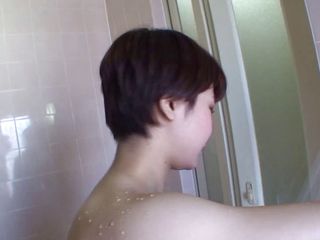 Asiatiques: 毛茸茸的亚洲黑发正在洗澡