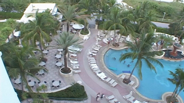 LuxuryPorn: Une blonde suce sa propre bite bien dure