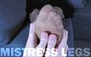 Mistress Legs: Em primeiro plano - massagem suave no pé de nylon das...