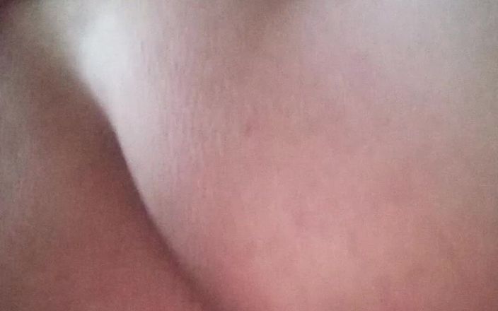 White ass: Härlig röv skakad och fingrade hårt