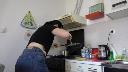 Anna Sky: Housewife Anna pissed in jeans