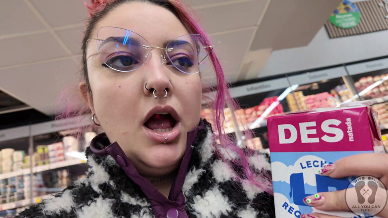 All You Can Fetish: Baculatá kočka chčije v supermarketu Trapná veřejná ukázka