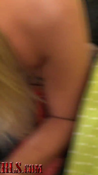 Linda rubia de Colorado chupa la polla del viejo