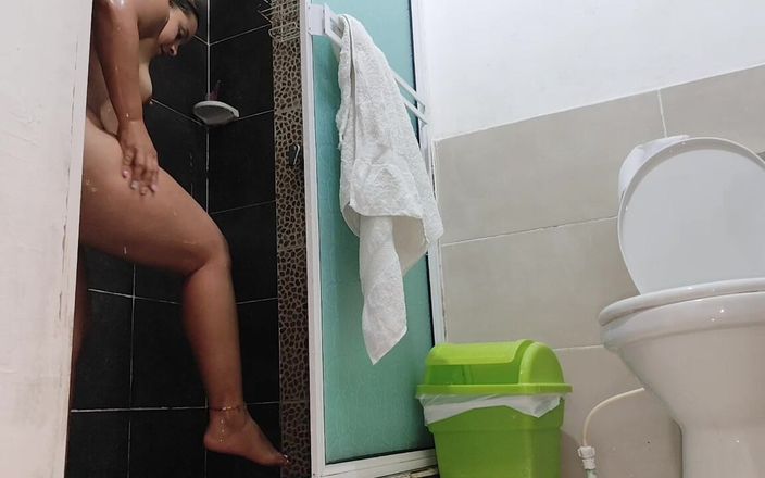 1lindapareja: Genç çıplak kadın duşta kaydedildi