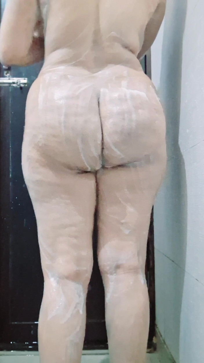Riyathakur: インドのデシ系義理の兄弟が入浴中に捕まる、ホットなインドの女性