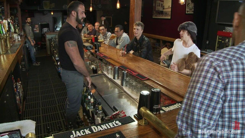 Bound in public: Một con lông thú bị đánh đập và đụ tập thể tại một...