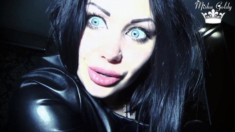 Goddess Misha Goldy: Mrdka do krku sexy čarodějnice a být polykaná, fetiš!