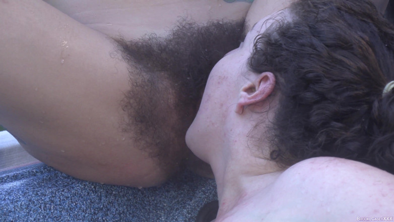 Brooke Casey: Owłosiona lesbijka orgia jacuzzi