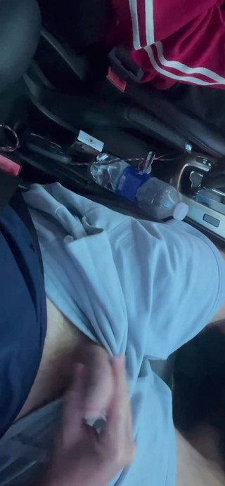 Quan Vietnam 18: Yaşlı adam genç Uber sürücüsünün yanında mastürbasyon yapıyor ve yardım...