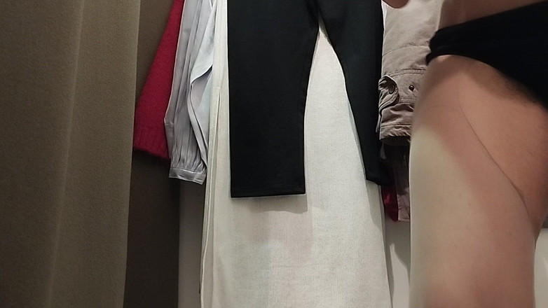 Amateur_MS: Une brune sexy essaye des vêtements dans une cabine d’essayage....