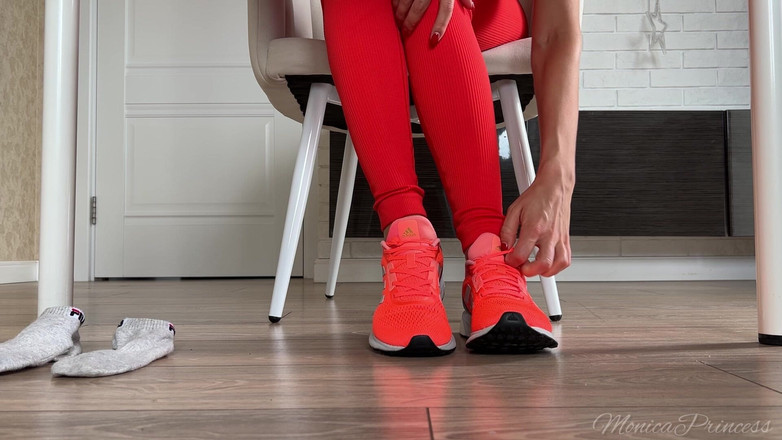 Princess Monica: Взуття і ноги грають під столом