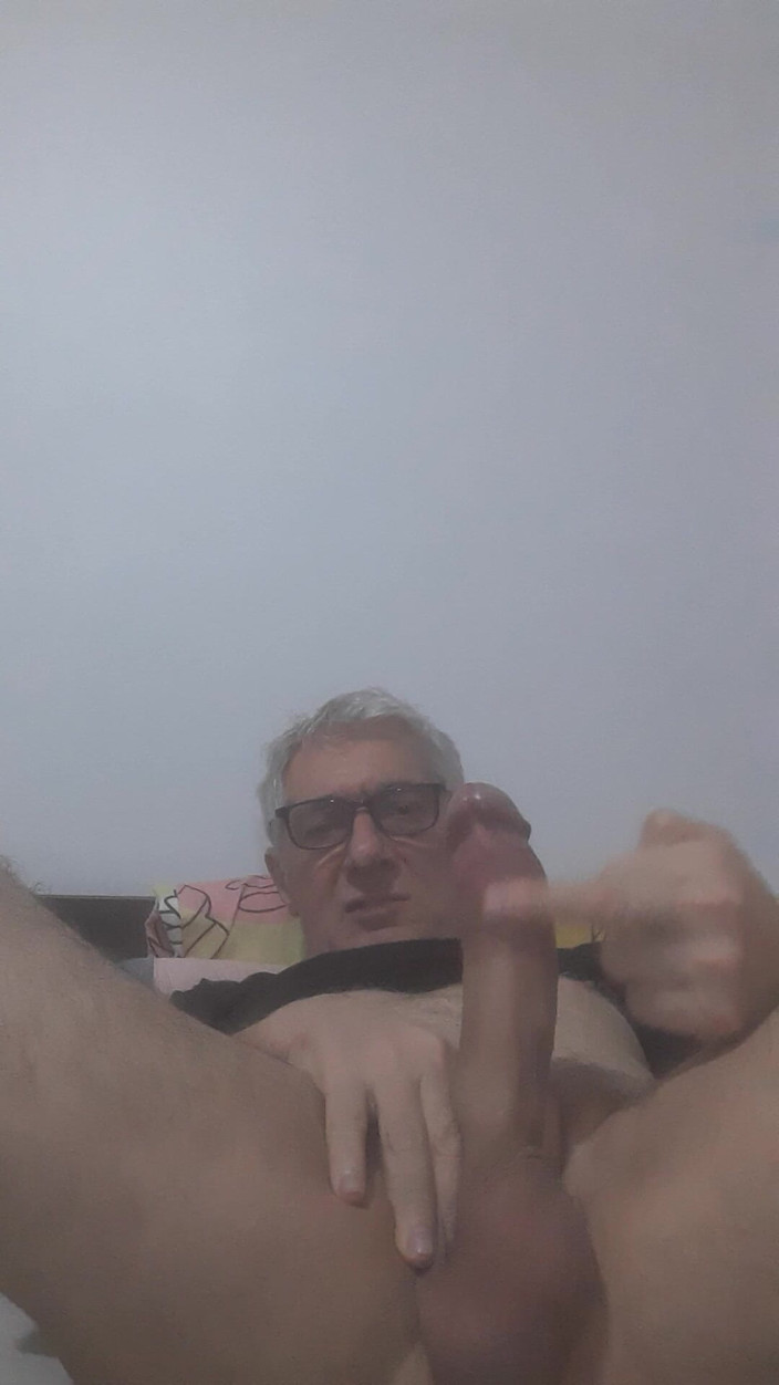 Big uncut hard cock: Fontane ejaculare monstruoasă