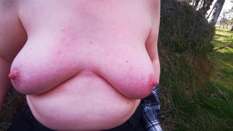Bouncy Tits Action: Felici tette schiaffeggiando nei boschi e nel parcheggio