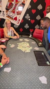 La festa del poker si trasforma in un'orgia con bbc