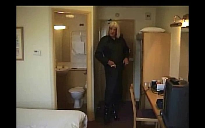Mature Tina TV: 我在酒店房间里招待一位客人的性感复古剪辑