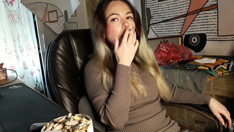 Blowjobs Alice: Istri sederhana merokok