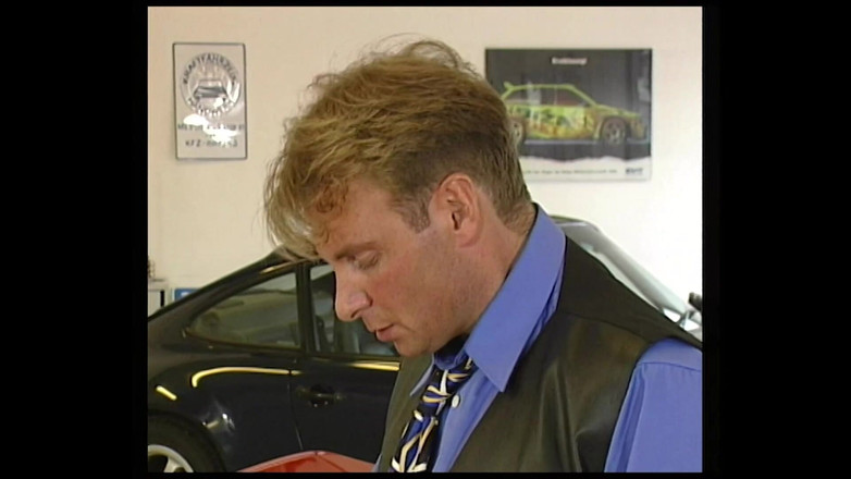 German Porn: 黑发辣妹在车店里骑鸡巴，口爆