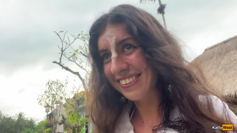 Katty West: Pizza eten met sperma op mijn gezicht in een cumwalk...