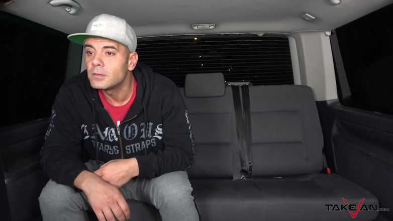 Take Van: Pequeña asiática está recibiendo un martillo europeo en su coño...