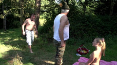 Romance with Love: Den heta picknickknullen och höll på att bli påkommen med...