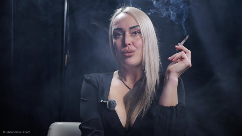 Russian Smokers: Merokok yang menggoda dengan wanita matang 8 min