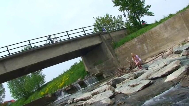 Femdom Austria: Si blonde kencing di luar di sungai