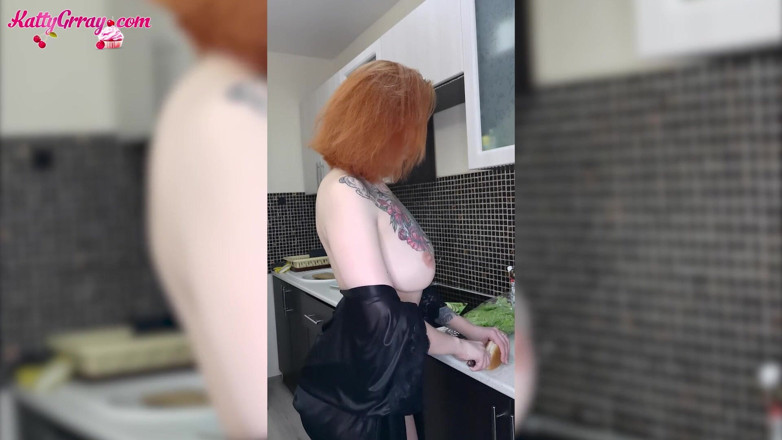 Katty Grray: Fantastic babe dancing in a sexy robe