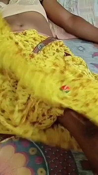 Bhabhi zavolala svého nevlastního bratra do svého pokoje na sex, když její manžel nebyl doma. Bhabhi měla sex se svým nevlastním bratrem-i
