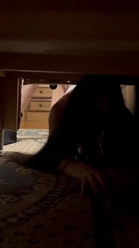 Hermanastra atrapada debajo de la cama. Follada en apretado coño y semen en el culo