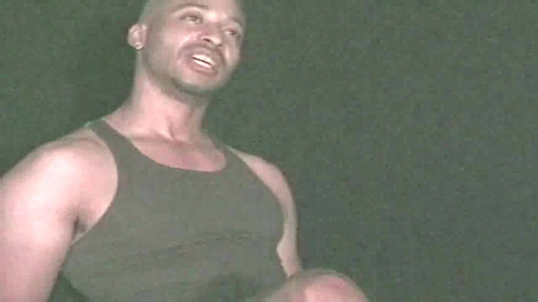 Gaybareback: Garoto esportivo mostra seu pau na sala de musculação