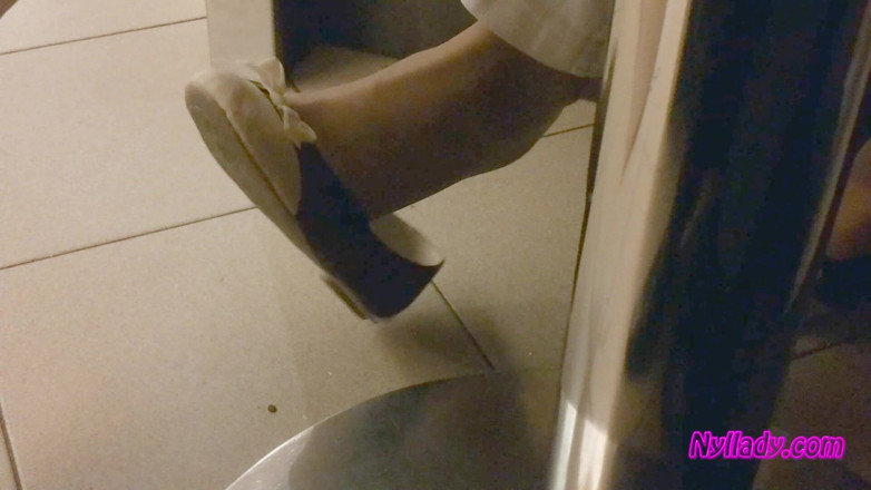 Nyllady: Nyllady colgando en una pizzería