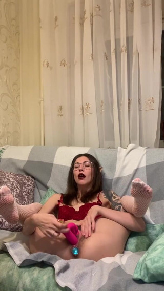 Tina Wink: La gattina selvaggia con i tatuaggi succhia un dildo e...