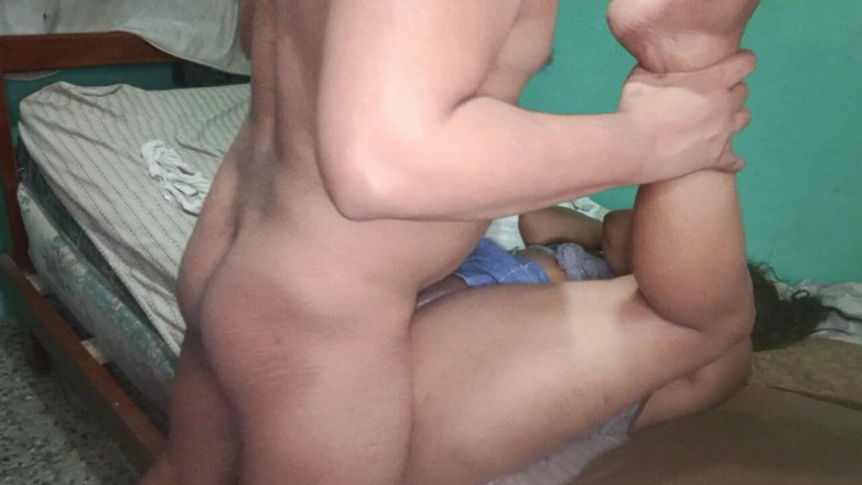 BigassMILF40: 没人在家的时候操我继妹的大屁股真好。