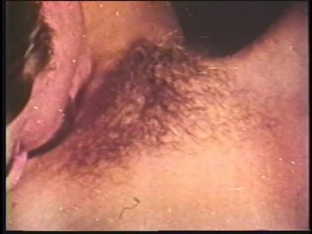 Old Good Porn: Retro blonďatá kočička ráda jezdí na tvrdém péru svého milence...