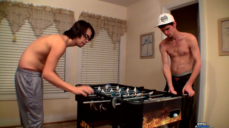 Homo Emo: Kåta pojkar spelar strip fussball