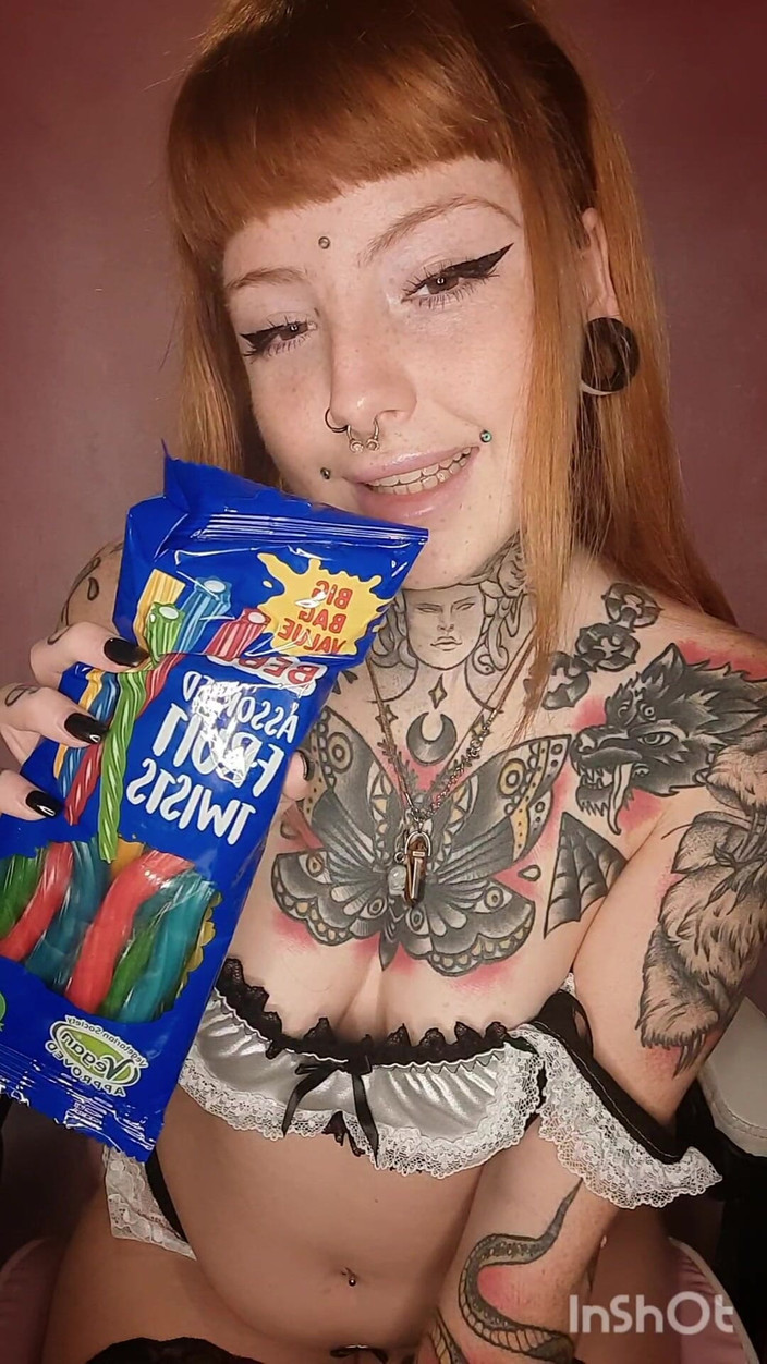 Yourfavecumslut: Služka nacpe do pusy sweettreats